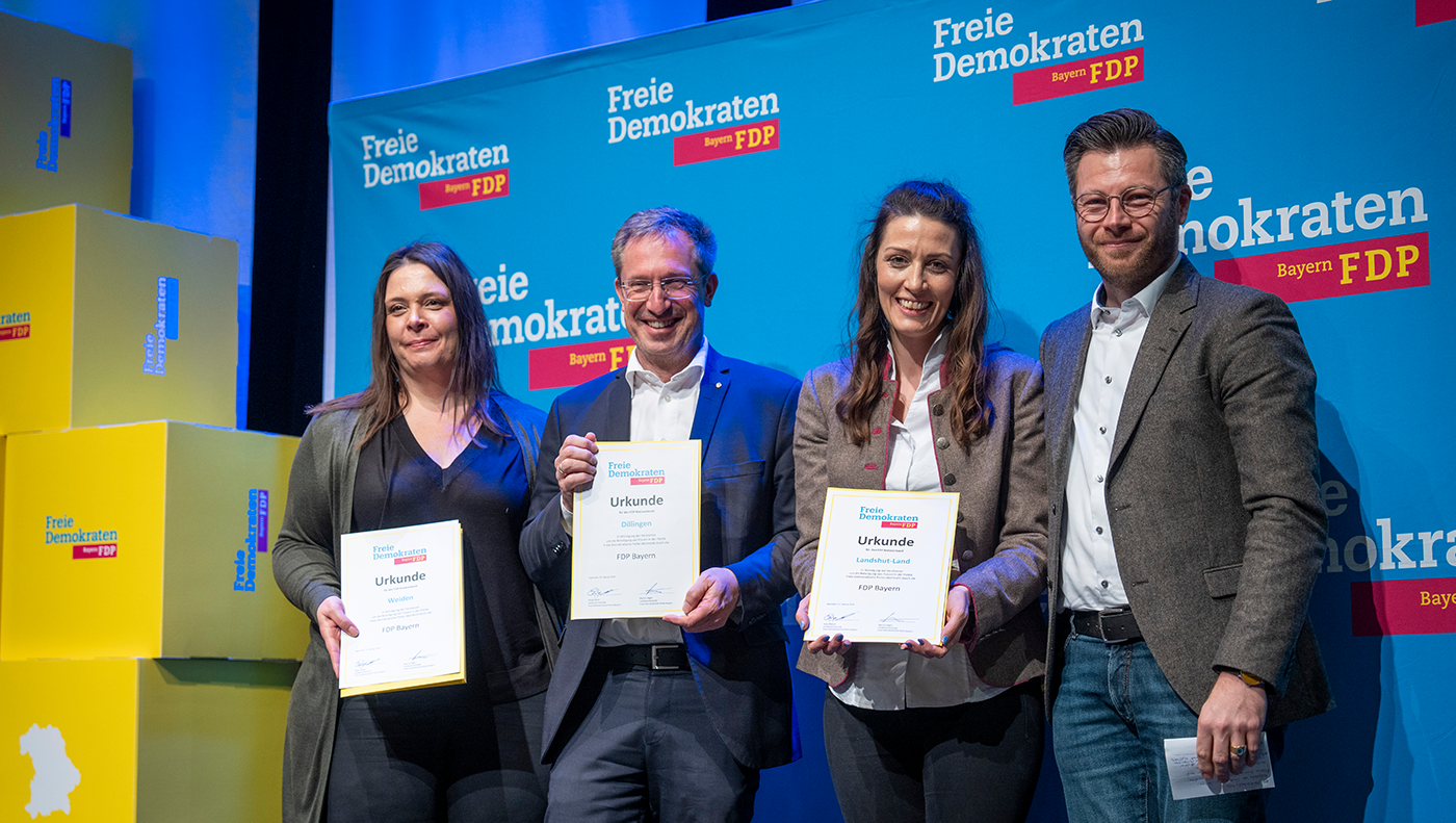 Generalsekretär Christoph Skutella zeichnet die Kreisverbände aus.