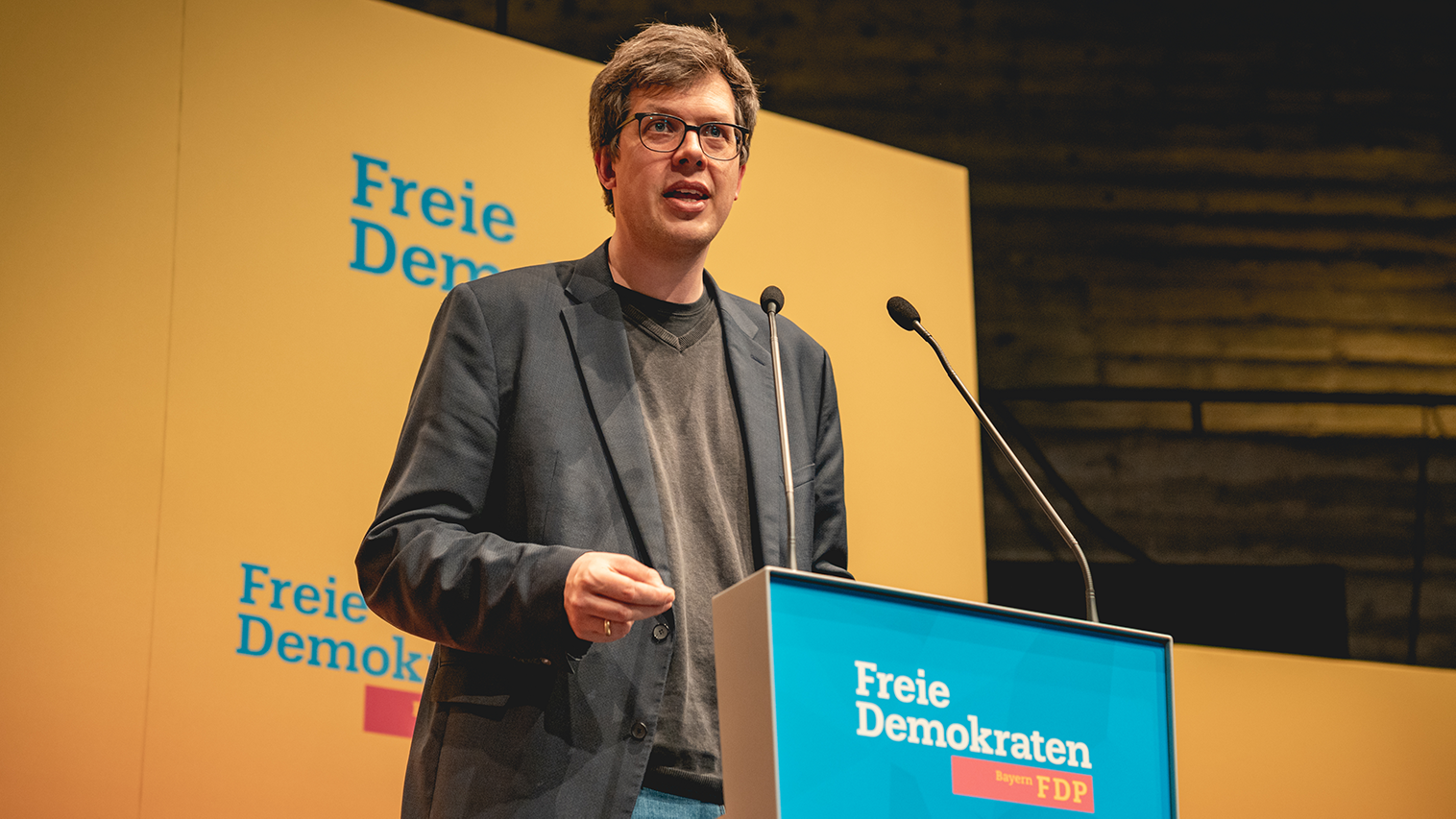 Bayerns FDP-Generalsekretär Lukas Köhler bringt den Entwurf des Landtagswahlprogramms ein.